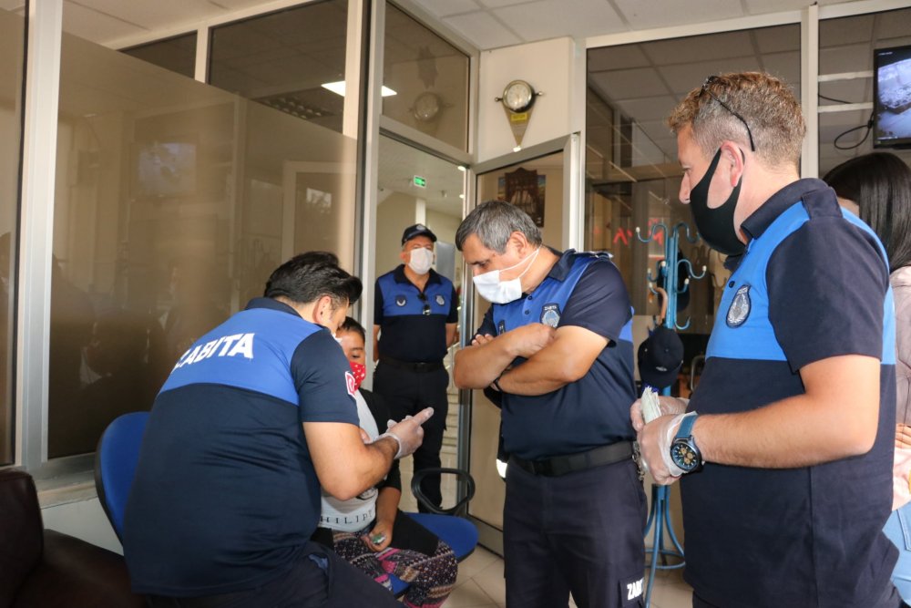 Beyşehir'de dilenci operasyonu! Cami çevresinde dilenen kadına ceza kesildi