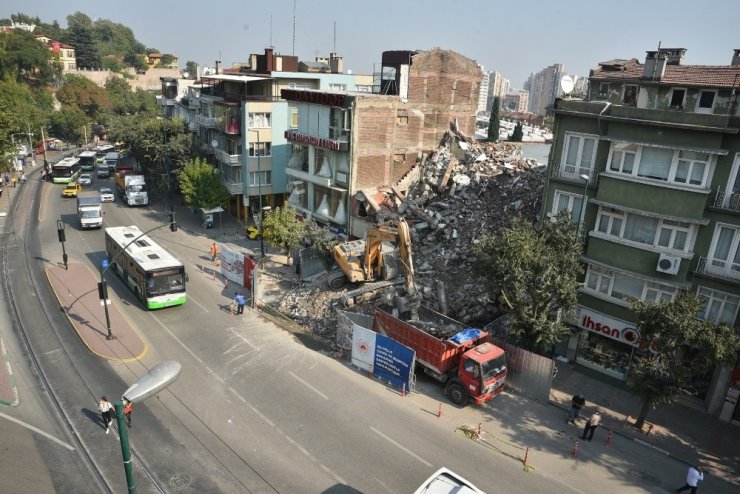 Kızılay binasının ardından İŞKUR binasının yıkılma anı kameralara yansıdı
