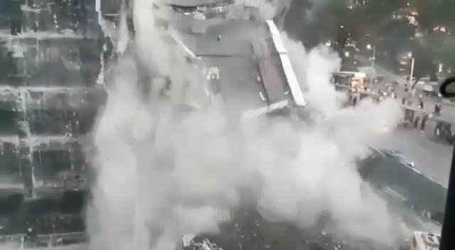 Kızılay binasının ardından İŞKUR binasının yıkılma anı kameralara yansıdı