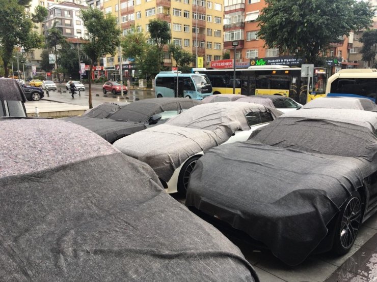 İstanbul’da dolu yağışında milyonluk lüks araçlar zarar gördü