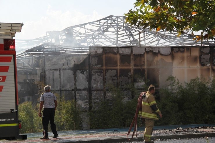 İzmir’de üst üste korkutan yangınlar: Hem depo hem kafe yandı