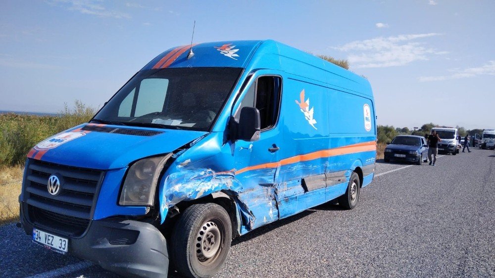 Konya'da otomobil kargo minibüsüyle çarpıştı