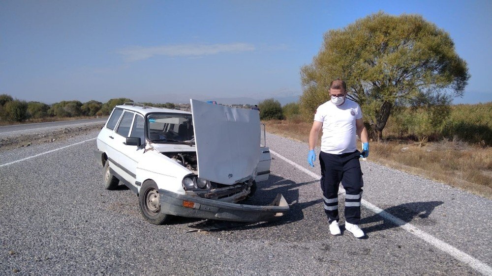 Konya'da otomobil kargo minibüsüyle çarpıştı