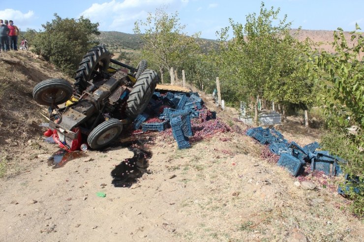 Freni tutmayan üzüm yüklü traktör uçuruma düştü: 2 yaralı