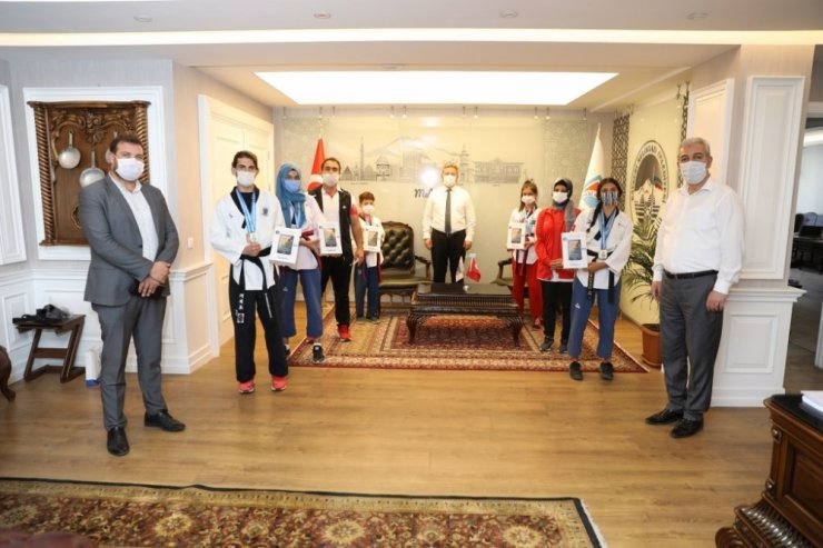 Şampiyonlar, madalyalar ile Başkan Palancıoğlu’nu ziyaret etti