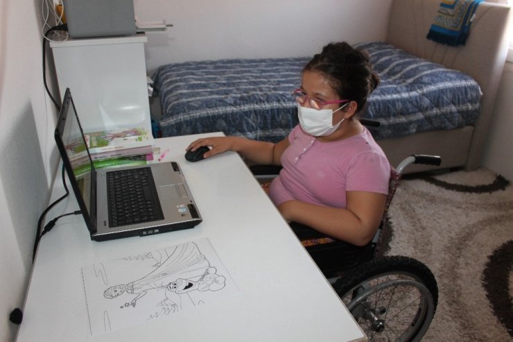 Engelli Ayşe, fedakar öğretmeni sayesinde uzaktan eğitim sevinci yaşıyor