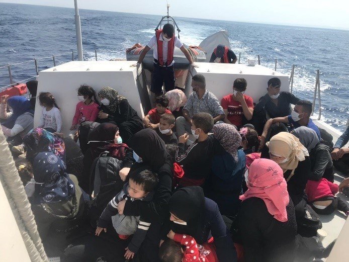 Mersin açıklarında 90 düzensiz göçmen yakalandı