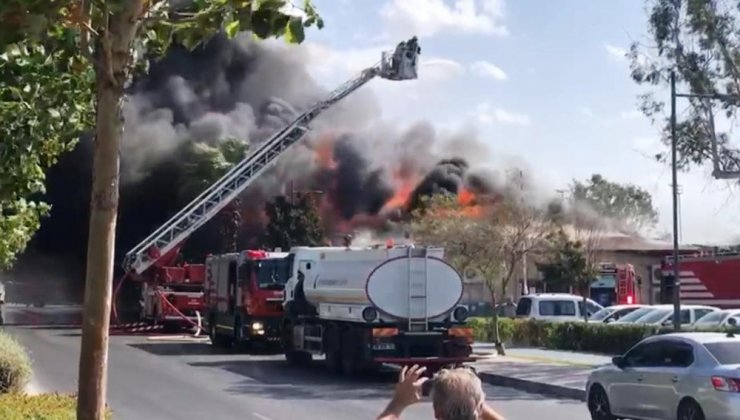 İzmir’de üst üste korkutan yangınlar: Hem depo hem kafe yandı