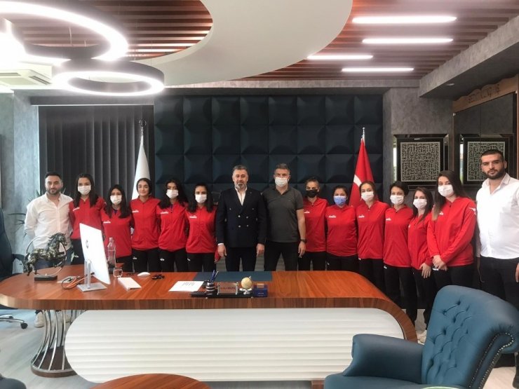 Kayseri Gençlerbirliği Bayan Futbol Takımının yeni sponsoru Sedat Kılınç İnşaat oldu