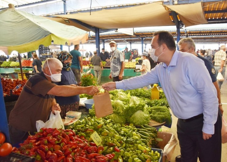 Başkan Dutlulu pazarcı esnafına hijyen seti dağıttı