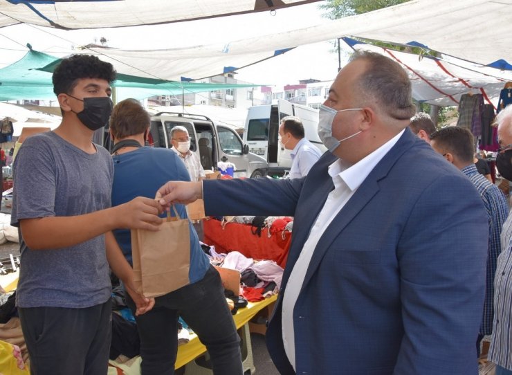 Başkan Dutlulu pazarcı esnafına hijyen seti dağıttı