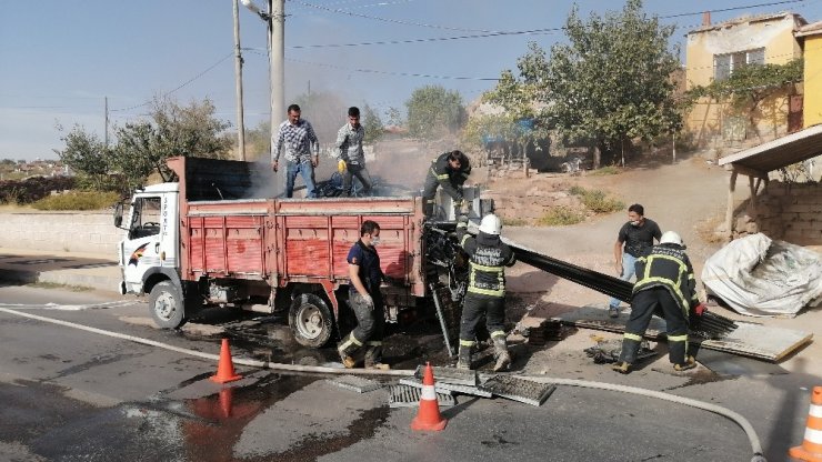 Aksaray’da hurda yüklü kamyonet yandı