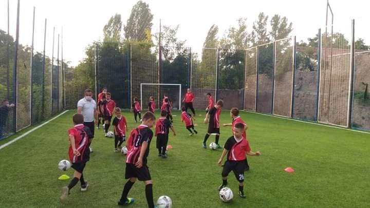 Karaköyspor futbol okulundaki minik futbolculara hijyen eğitimi verildi