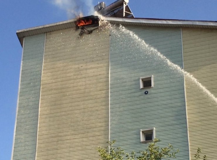 Çatı katında çıkan yangın söndürüldü
