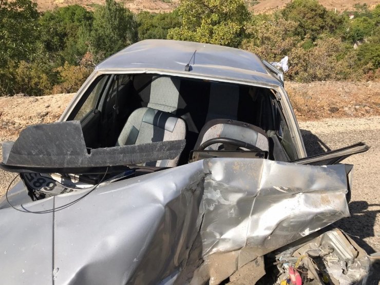 Elazığ’da minibüs ile otomobil çarpıştı: 1’i ağır 6 yaralı