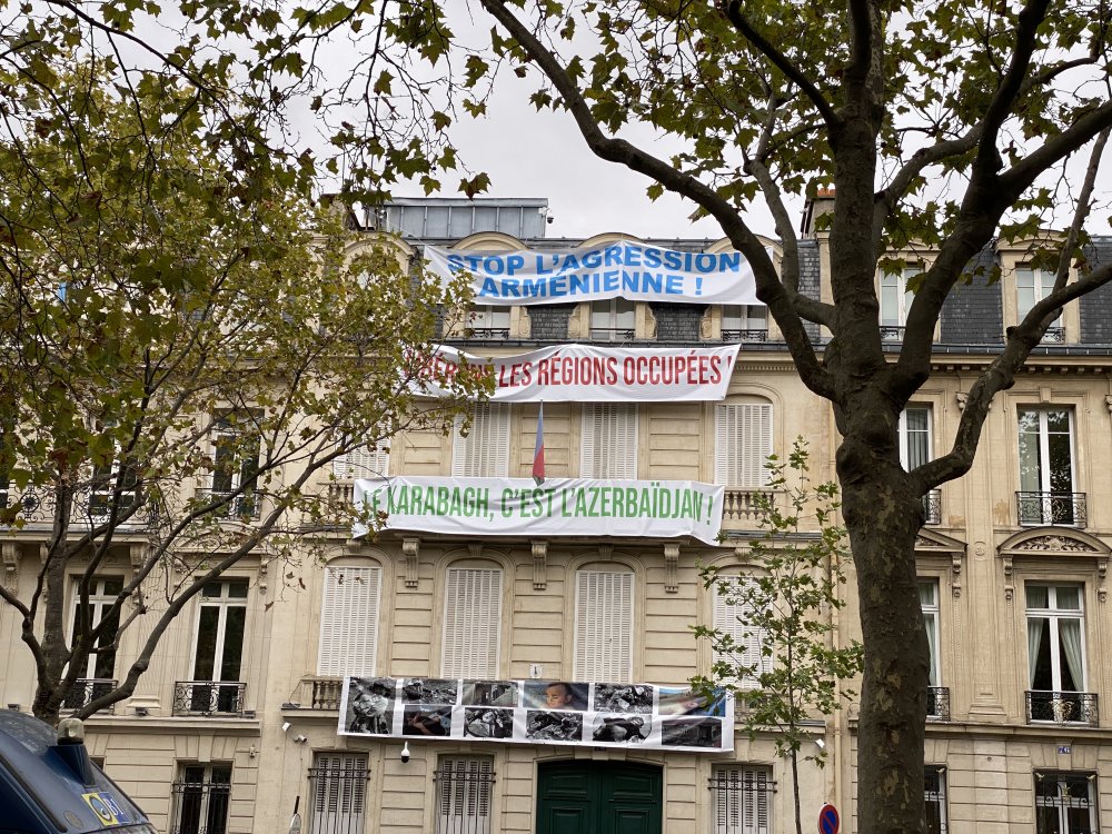 PKK yandaşları ve Ermeniler Paris’te Türkiye ve Azerbaycan karşıtı gösteri yaptı