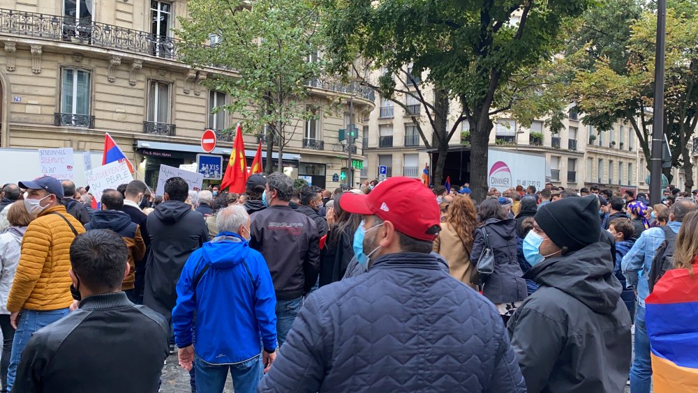 PKK yandaşları ve Ermeniler Paris’te Türkiye ve Azerbaycan karşıtı gösteri yaptı
