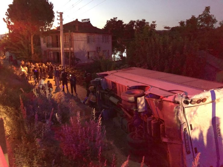 Manisa’da üzüm işçilerini taşıyan minibüs ile tır çarpıştı: 26 yaralı
