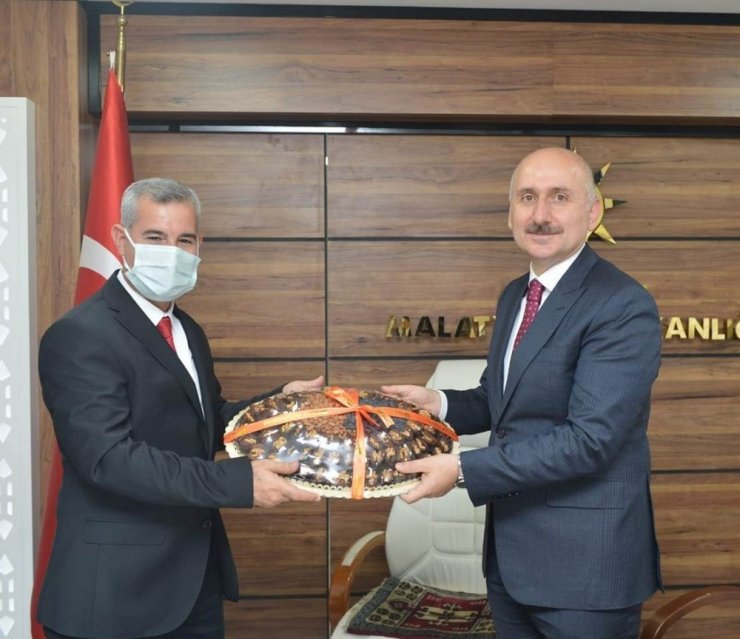 Bakanı Karaismailoğlu’ndan Yeşilyurt’a ray müjdesi