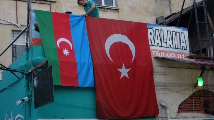 Kozanlı esnaftan Azerbaycan’a bayraklı destek