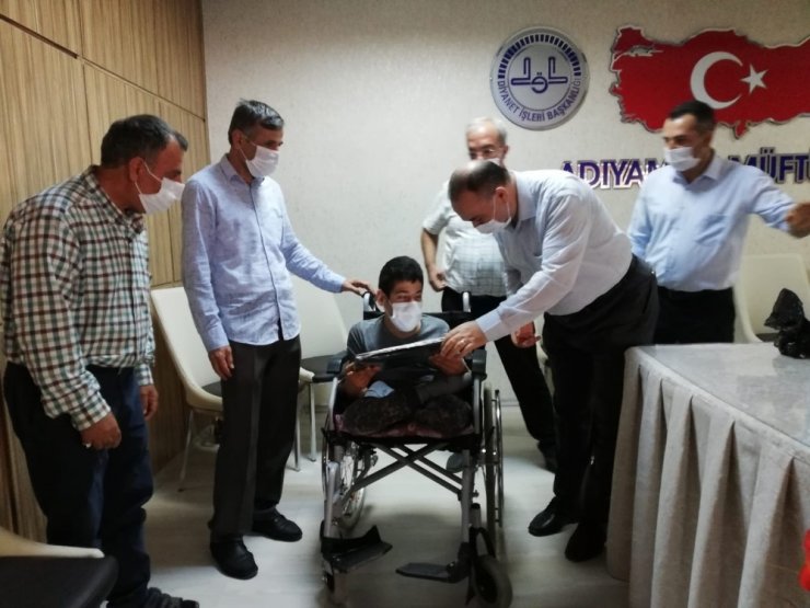 Müftülükten engelli öğrenciye bilgisayar