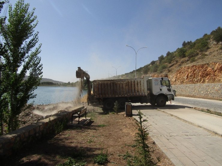Göl kenarına dökülen molozlar temizleniyor