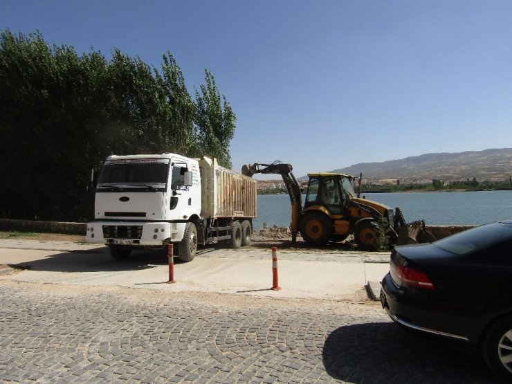 Göl kenarına dökülen molozlar temizleniyor