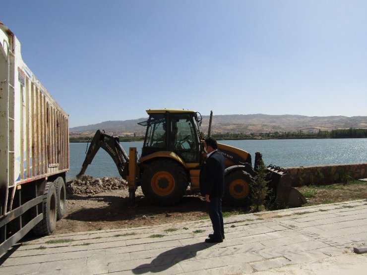 Göl kenarına dökülen molozlar temizleniyor