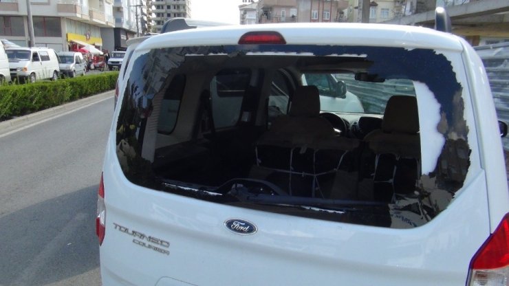 Yaralı gencin ailesi, korona virüs bulaşır diye çocuklarını ambulanstan indirdi