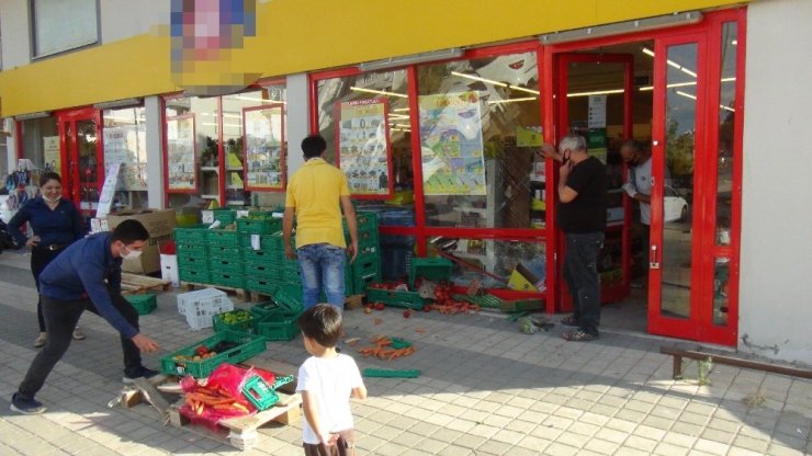 Fren yerine gaza basan sürücü alışveriş merkezine girdi