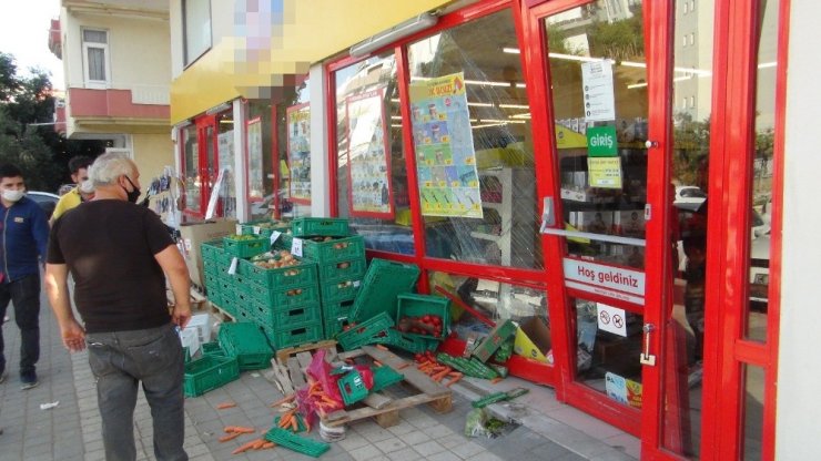 Fren yerine gaza basan sürücü alışveriş merkezine girdi
