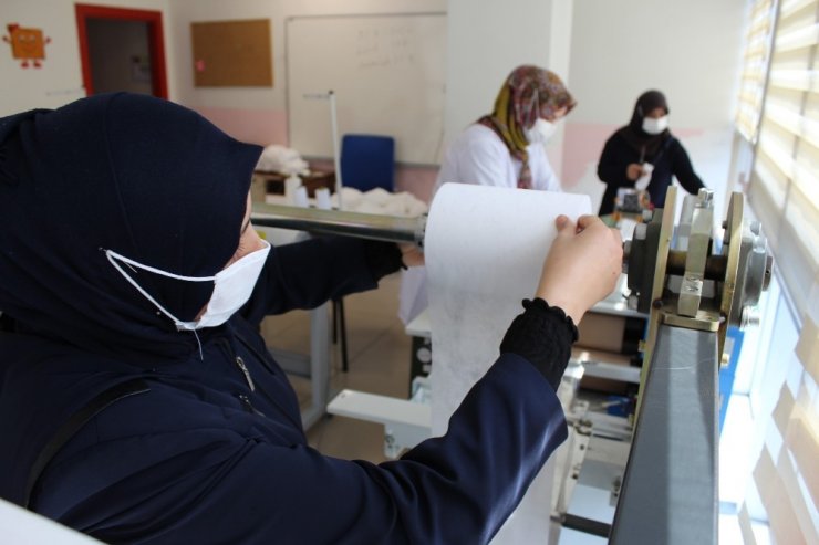 Koruma kalkanı ‘maske’ Türk ve mülteci kadınlar tarafından üretiliyor