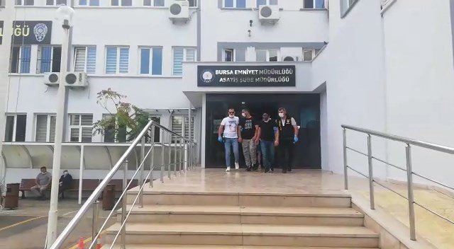 20 bin lirasını ve aracını gasp ettikten sonra hamama götürüp tövbe ettirdiler