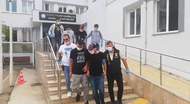 20 bin lirasını ve aracını gasp ettikten sonra hamama götürüp tövbe ettirdiler