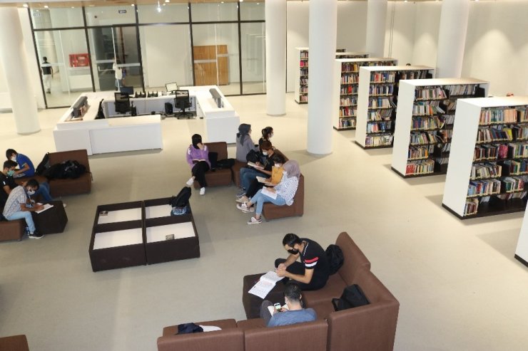 Diyarbakır’da 200 bin kitaplı kütüphaneden 24 saat hizmet