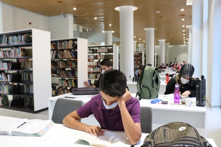 Diyarbakır’da 200 bin kitaplı kütüphaneden 24 saat hizmet