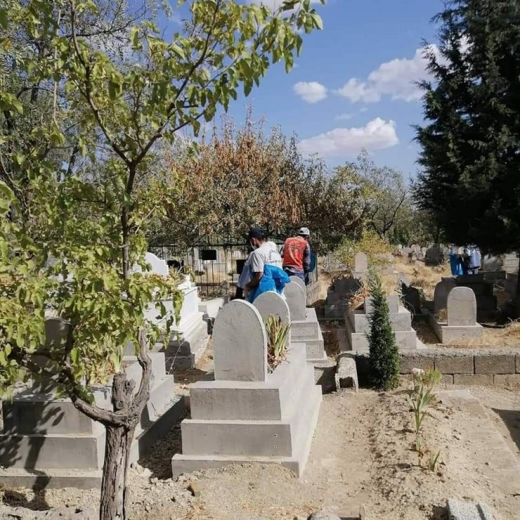 Ergani’de mezarlıklar temizlendi