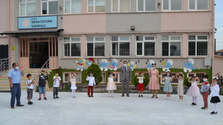 Milli Eğitim Müdürü Yiğit, minik öğrencilerle tek tek ilgileniyor