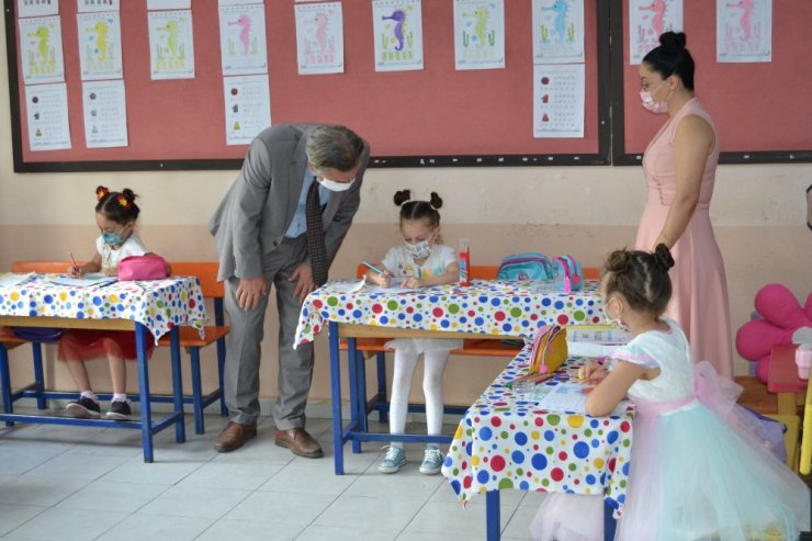 Milli Eğitim Müdürü Yiğit, minik öğrencilerle tek tek ilgileniyor