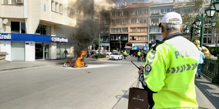Cezaya sinirlenip motosikleti ateşe verdi