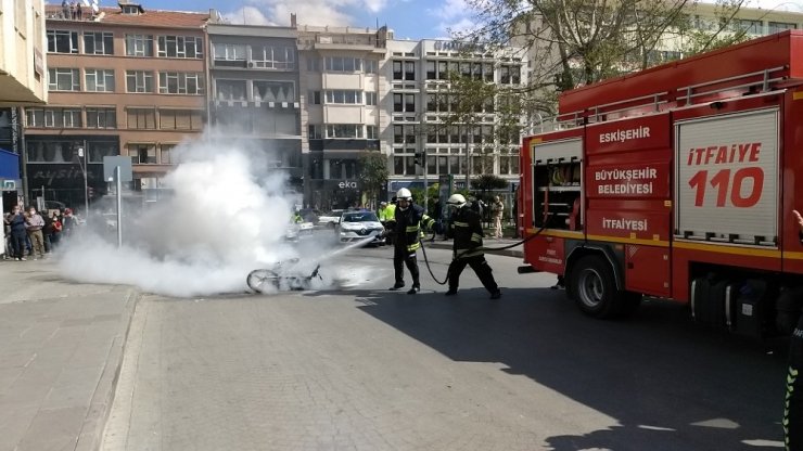 Cezaya sinirlenip motosikleti ateşe verdi