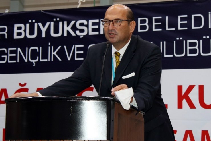 İzmir Büyükşehir Belediyespor’da eski yönetim yeniden seçildi