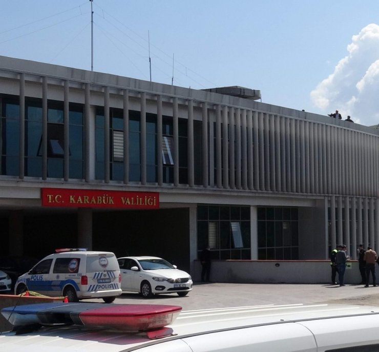 Tapu işlemi için karantinadan çıktı Valiliğe girerken yakalandı