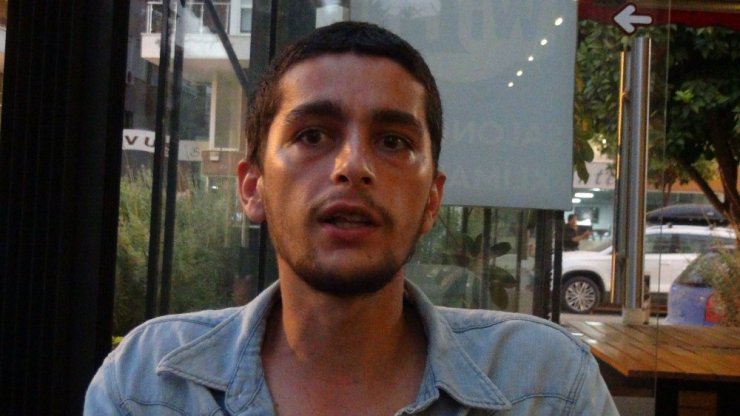 Şehirlerarası otobüs şoförünün bir elinde telefon, bir elinde çekirdek