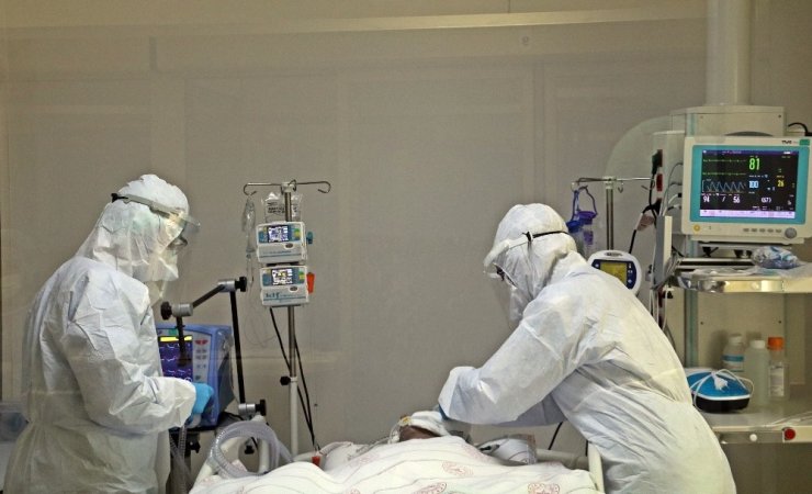 Covid-19 yoğun bakım sorumlusu: “Korona virüs, genç hastaları 80-90 yaşındaki bir hastanın akciğer kapasitesi gibi etkiliyor”