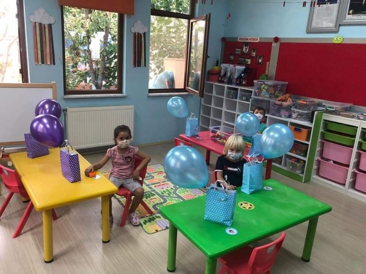 Minik öğrenciler sosyal mesafeli eğitime devam ediyor