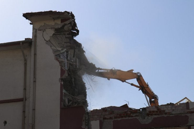 Kız Meslek Lisesi’nin ek binasının yıkımına başlanıldı