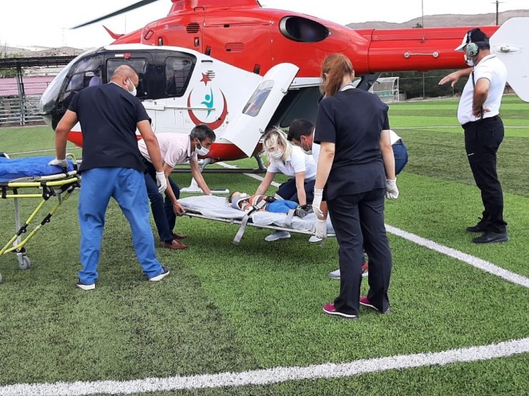 Bisikletten düşen bebeğin yardımına ambulans helikopter yetişti