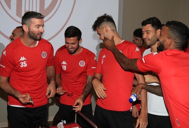 Antalyaspor’da antrenman öncesi doğum günü sürprizi