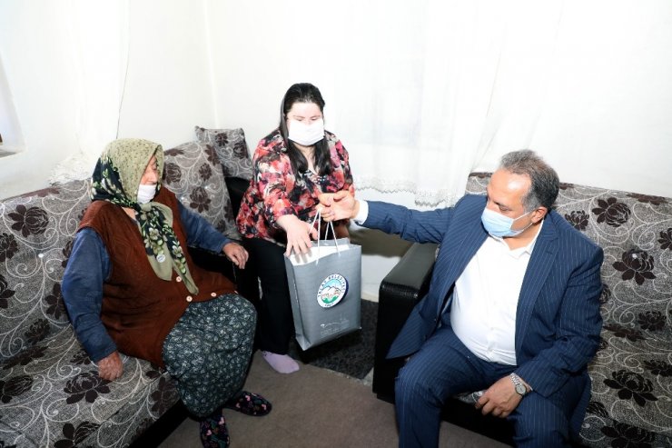 Başkan Yalçın Fatma teyzenin hem gönlünü hem duasını aldı